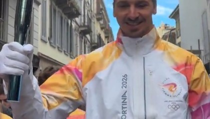 荣耀时刻，米兰名宿伊布参与2026冬奥会圣火传递