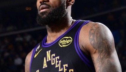 记者：詹姆斯赛季后有三选择，降薪留队、自由加盟别队、退役